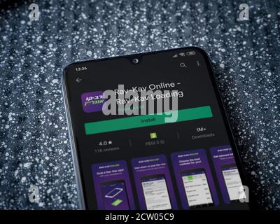 LOD, Israele - 8 luglio 2020: RAV KAV Online app Play store page sul display di uno smartphone nero su sfondo metallico. Primo piano vista dall'alto Foto Stock