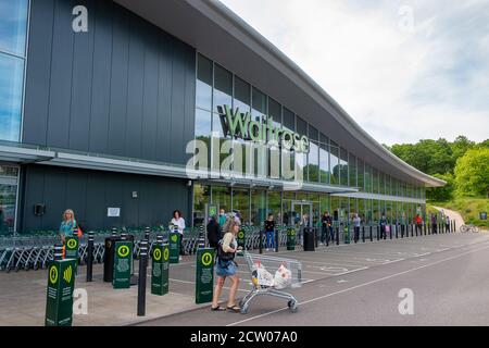 Bagshot, Surrey, Regno Unito. 22 maggio 2020. Ci sono state lunghe code fuori Waitrose a Bagshot, Surrey oggi, mentre le persone si rifornivano di cibo essenziale per il fine settimana delle festività di maggio durante il blocco Coronavirus Pandemic. Credito: Maureen McLean/Alamy Foto Stock