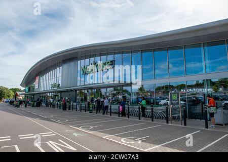 Bagshot, Surrey, Regno Unito. 22 maggio 2020. Ci sono state lunghe code fuori Waitrose a Bagshot, Surrey oggi, mentre le persone si rifornivano di cibo essenziale per il fine settimana delle festività di maggio durante il blocco Coronavirus Pandemic. Credito: Maureen McLean/Alamy Foto Stock