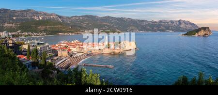 Panorama aereo di Budva, vista sulla Città Vecchia, Montenegro Foto Stock