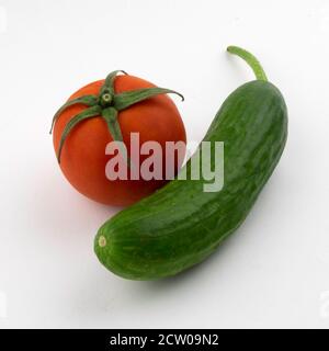 primo piano su pomodoro rosso e cetriolo verde su sfondo bianco Foto Stock