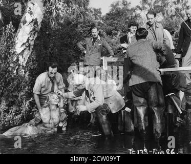 LAURENCE OLIVIER dirigendo JEAN SIMMONS come Ophelia nella scena di Drowning sul luogo candid insieme con l'equipaggio del film compreso il progettista del costume e dell'arredamento ROGER FURSE, il produttore associato ANTHONY BUSHELL, il direttore associato REGINALD BECK, Assistente regista CECIL FORD e continuità ragazza ELIZABETH EVERSON durante le riprese DI HAMLET 1948 regista LAURENCE OLIVIER suonare William Shakespeare musica William Walton Two Cities Films / General Film Distributors (GFD) Foto Stock