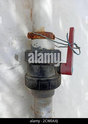 Tubo dell'acqua con una valvola di chiusura avvitata tra. Foto Stock