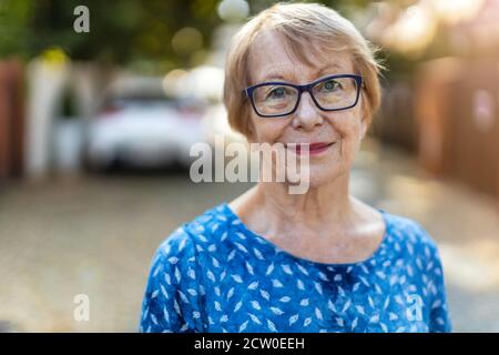 Ritratto di una donna senior all'aperto Foto Stock