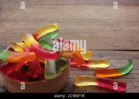 Halloween gummy vermi in una ciotola. Caramelle colorate a forma di vermi di gelatina. Foto Stock