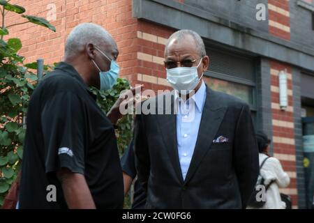 NEW YORK, NEW YORK: 25 SETTEMBRE 2020- (l'onorevole Keith Wright e il Rev. Calvin Butts guardano sopra come il capo del Dipartimento di polizia di New York City degli affari comunitari Jeffrey Maddrey fa le osservazioni a 308 West 128 Street, Manhattan, In riconoscimento della Giornata nazionale della memoria per le vittime di omicidio nella sezione Harlem di New York il 25 settembre 2020. Foto: Mpi43/MediaPunch Foto Stock