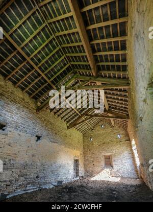 L'interno di Blackden Barn, ai piedi del Blackden Brook nella cima alta del Derbyshire Foto Stock