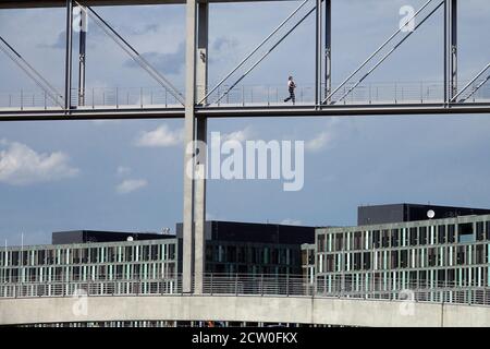 Berlino Marie-Elisabeth-Lueders-ponte pedonale sul fiume Sprea edificio di architettura moderna Foto Stock