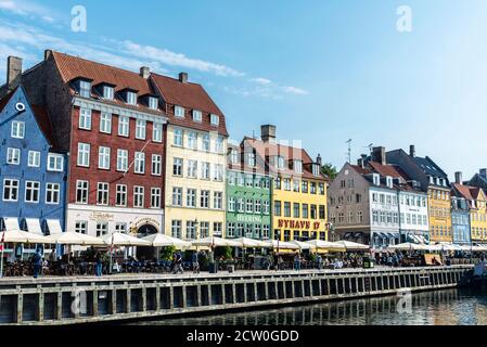 Copenhagen, Danimarca - 27 agosto 2019: Persone che bevono su un bar con terrazza lungo un canale a Nyhavn, Copenhagen, Danimarca Foto Stock