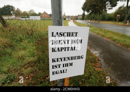 Erkelenz, Germania. 26 Settembre 2020. Un cartello con l'iscrizione 'Laschet serve la capitale, Keyenberg non importa a lui' si trova all'ingresso di Keyenberg. Nel distretto minerario di Renish, le proteste contro l'uso della lignite in Germania sono iniziate il 26.09.2020. Credit: David Young/dpa/Alamy Live News Foto Stock