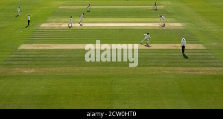 Jamie Porter di Essex (a destra) in azione durante il quarto giorno della finale del Bob Willis Trophy a Lord's, Londra. Foto Stock