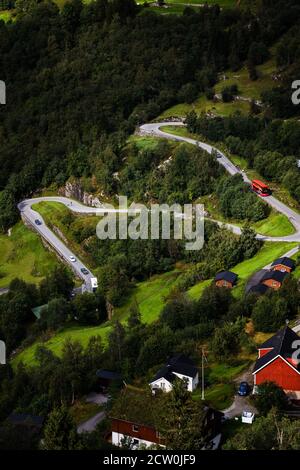 Editoriale 09.07.2019 Twisty e stretta strada norvegese in montagna Vicino Geiranger in una fine giornata estiva con le auto e. autobus Foto Stock