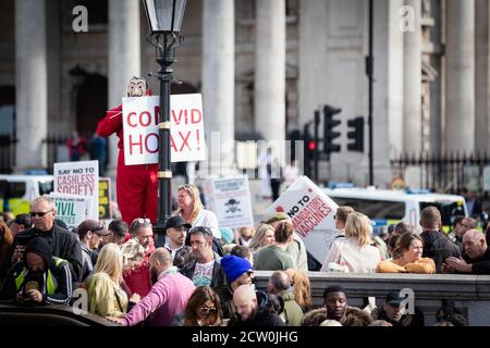 Londra, Regno Unito. 26 Settembre 2020. I dimostranti Unisci per la libertà si riuniscono a Trafalgar Square per sfidare il Coronavirus Act, che è stato approvato sei mesi prima. Il 23 marzo è stato imposto un blocco per impedire la diffusione della COVID19. Le restrizioni sono state attenuate nel corso dell'estate, ma nelle ultime settimane il numero di nuovi casi è in aumento, il che ha fatto sì che il governo imponga un coprifuoco al settore alberghiero per cercare di prevenire la diffusione del virus. Credit: Andy Barton/Alamy Live News Foto Stock