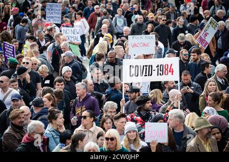 Londra, Regno Unito. 26 Settembre 2020. I dimostranti Unisci per la libertà si riuniscono a Trafalgar Square per sfidare il Coronavirus Act, che è stato approvato sei mesi prima. Il 23 marzo è stato imposto un blocco per impedire la diffusione della COVID19. Le restrizioni sono state attenuate nel corso dell'estate, ma nelle ultime settimane il numero di nuovi casi è in aumento, il che ha fatto sì che il governo imponga un coprifuoco al settore alberghiero per cercare di prevenire la diffusione del virus. Credit: Andy Barton/Alamy Live News Foto Stock