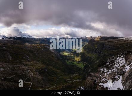 Il fiordo di Geiranger visto dalla cima di montagna di Dalsnibba con il grande nave da crociera che guarda piccola nel mezzo di grandi montagne e il fiordo Foto Stock