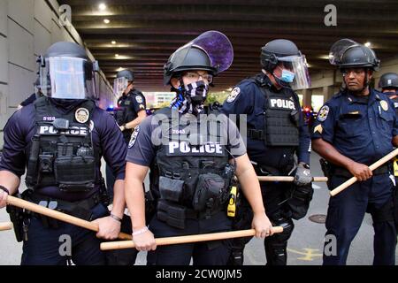 Louisville, Kentucky, Stati Uniti. 26 Settembre 2020. Protesta pacifica e marcia o Breonna Taylor, a partire da Jefferson Square Park alle 17:00 e fino a Main Street, quando la polizia circondava i rally-goers, ha dichiarato un'assemblea illegale, minacciato danni fisici e arresti, e fatto un arresto perché 'i manifestanti stavano camminando in strada'. I manifestanti sono stati all'unanimità molto frustrati, oppressi e turbati perché avevano dimostrato con molta consapevolezza di avere riserve e moderazione, eppure la polizia sembra averli molestati. Credit: Amy Katz/ZUMA Wire/Alamy Live News Foto Stock