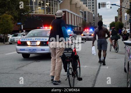 Louisville, Kentucky, Stati Uniti. 25 Settembre 2020. Protesta pacifica e marcia o Breonna Taylor, a partire da Jefferson Square Park alle 17:00 e fino a Main Street, quando la polizia circondava i rally-goers, ha dichiarato un'assemblea illegale, minacciato danni fisici e arresti, e fatto un arresto perché 'i manifestanti stavano camminando in strada'. I manifestanti sono stati all'unanimità molto frustrati, oppressi e turbati perché avevano dimostrato con molta consapevolezza di avere riserve e moderazione, eppure la polizia sembra averli molestati. Credit: Amy Katz/ZUMA Wire/Alamy Live News Foto Stock