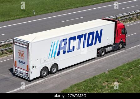 Azione carrello su autostrada. Azione è un sconto olandese store-catena, che vende a basso budget, non alimentari e alcuni prodotti alimentari. Foto Stock