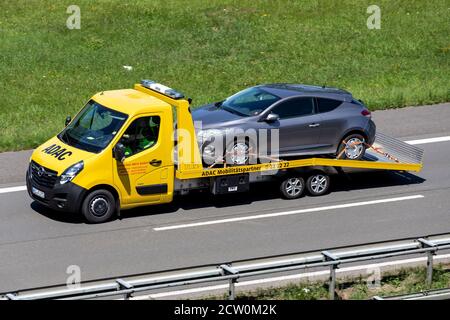 L'ADAC flatbed veicolo di recupero su autostrada. Tedesco ADAC è il più grande club automobilistico in Europa. Foto Stock