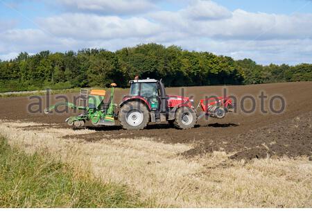 West Lothian, Scozia, Regno Unito. 26 settembre 2020. Trattori agricoli che arano e coltivano la terra nei campi, preparazione per la piantagione di colture, orzo invernale e frumento invernale. Credit: Craig Brown/Alamy Live News Foto Stock