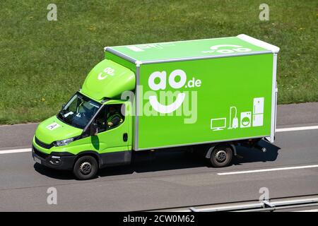 ao consegna furgone in autostrada. ao è un rivenditore solo online. È specializzato in elettrodomestici ed elettrici. Foto Stock