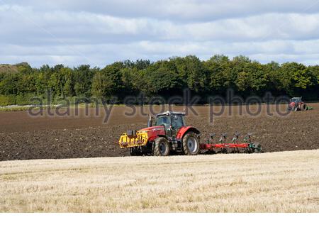 West Lothian, Scozia, Regno Unito. 26 settembre 2020. Trattori agricoli che arano e coltivano la terra nei campi, preparazione per la piantagione di colture, orzo invernale e frumento invernale. Credit: Craig Brown/Alamy Live News Foto Stock