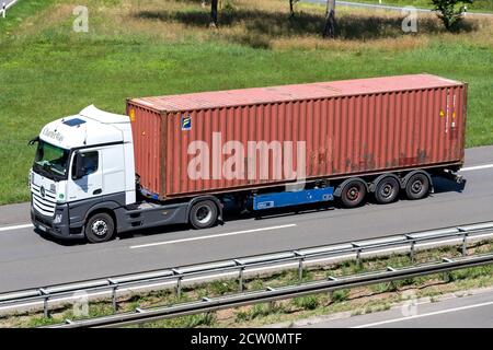 Camion CharterWay Mercedes-Benz Actros con container Florens in autostrada. Foto Stock