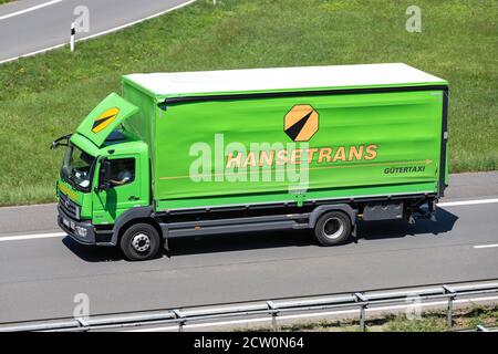 Hansetrans Mercedes-Benz Atego camion in autostrada. Hansetrans, a conduzione familiare, è stata fondata nel 1972 e ha sede ad Amburgo, Germania. Foto Stock