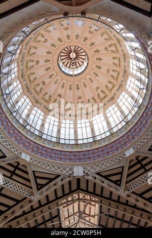 Valencia, Spagna - 23 luglio 2020: Dettaglio della bella cupola del mercato centrale di Valencia, visto dall'interno. Foto Stock