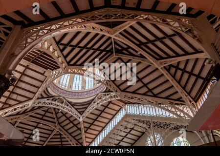 Valencia, Spagna - 23 luglio 2020: Dettaglio della bella cupola del mercato centrale di Valencia, visto dall'interno. Foto Stock