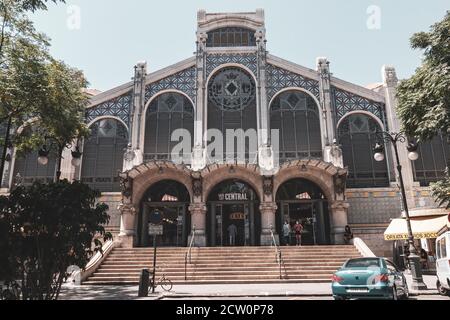 Valencia, Spagna - 23 luglio 2020: Facciata dello storico edificio del mercato centrale di Valencia Foto Stock