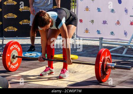 Kremenchug, Ucraina - 22 settembre 2018: Giovane ragazza fa un esercizio con un barbell Foto Stock