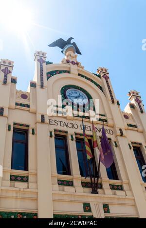 Valencia, Spagna - 23 luglio 2020: Facciata principale della stazione ferroviaria 'tació del Nord' (Stazione Nord), a Valencia, Spagna Foto Stock