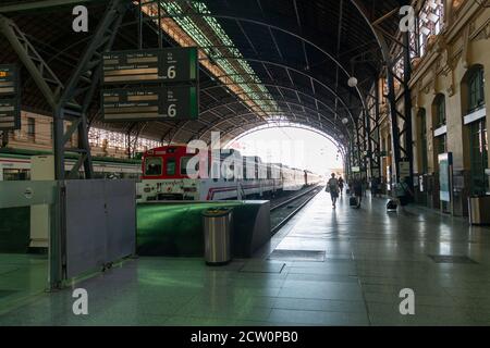 Valencia, Spagna - 23 luglio 2020: Treni parcheggiati a Estacion del Norte, Valencia, Spagna Foto Stock