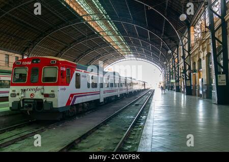 Valencia, Spagna - 23 luglio 2020: Treni parcheggiati a Estacion del Norte, Valencia, Spagna Foto Stock