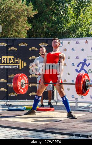 Kremenchug, Ucraina - 22 settembre 2018: Giovane ragazzo fa un esercizio con un barbell Foto Stock