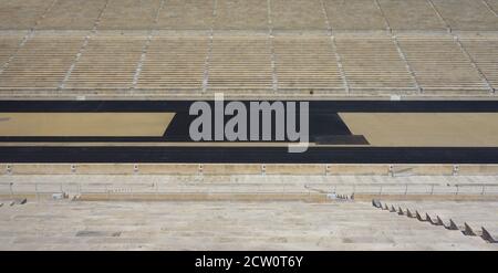 Vista vuota dell'antico stadio greco con pista da corsa e posti a sedere in pietra visti dall'auditorium al Panathenaic Stadium, Atene, Grecia Foto Stock