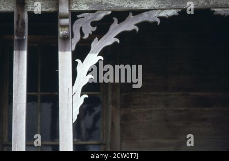 Storico 1970 Foto: Interessante dettaglio sul portico di casa deserta vicino Detroit il ca. Giugno 1973 Foto Stock