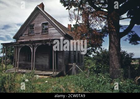 Storico 1970 Foto: Casa deserta vicino piccolo crocevia Villaggio di Detroit il ca. Giugno 1973 Foto Stock