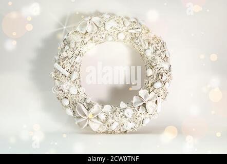 Banner wreath da tavolo di Natale. Decorazione bianca fatta a mano con noci coni di pino. Materiale natura corona isolato Foto Stock