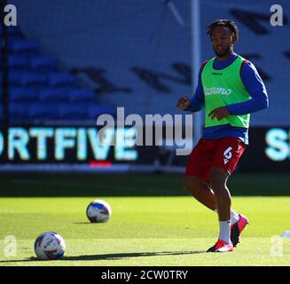 26 settembre 2020; Cardiff City Stadium, Cardiff, Glamorgan, Galles; English Football League Championship Football, Cardiff City versus Reading; Liam Moore of Reading si riscalda prima del gioco Foto Stock