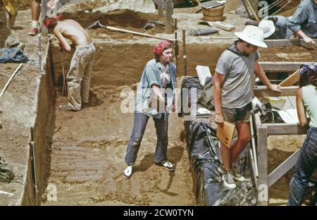 Storico 1970 Foto: Gli studenti del college lavorano con archeologi a ''koster dig'' un antico sito di sepoltura indiana (forse St. Clair County il) ca. Giugno 1973' Foto Stock