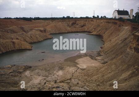 Storico 1970 Foto: Dopo l'estrazione di strisce nella contea di Monterey Fulton dopo che la terra è stata spogliata il taglio spesso si riempie di acqua da fonti sotterranee e pioggia. Dal momento che tutto il topsoil è rimosso la terra spogliata rimane sterile ca. Maggio 1973 Foto Stock