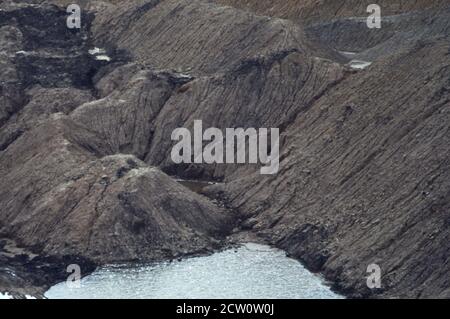 Storico 1970 Foto: Dopo che la terra è stata spogliata il taglio spesso si riempie di acqua da fonti sotterranee e pioggia. Dal momento che tutto il topsoil è rimosso, la terra spogliata rimane sterile ca. Maggio 1973 Foto Stock