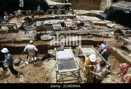 'Storico 1970 Foto: Studenti universitari lavorano con archeologi a ''koster dig'' un antico sito di sepoltura indiana (forse St. Clair County il) ca. Giugno 1973' Foto Stock