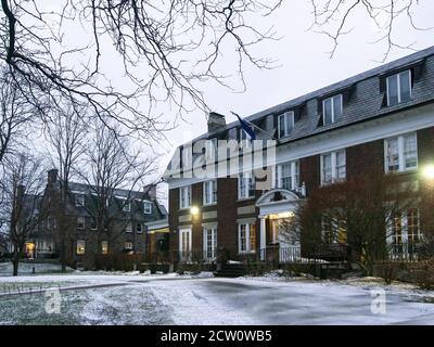 Case di fraternità e soriorità a Hamilton, New york di notte in inverno Foto Stock