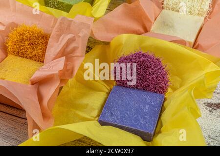 Saponette naturali fatte a mano con fiori, sapone biologico termale. Sapone fatto a mano, a base di oli naturali e di piante. Foto Stock