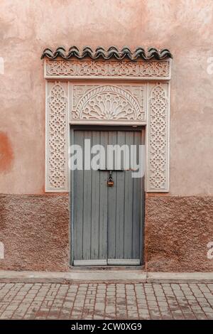 Scatto verticale di una porta di legno chiusa circondata da ornamentale sculture Foto Stock