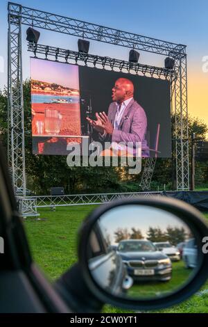 Giovedì 17 settembre 2020. Appletore, North Devon, Inghilterra. L'evento serale di apertura dell'Appletore Drive in Book Festival come celebrità chef Ainsley Harr Foto Stock