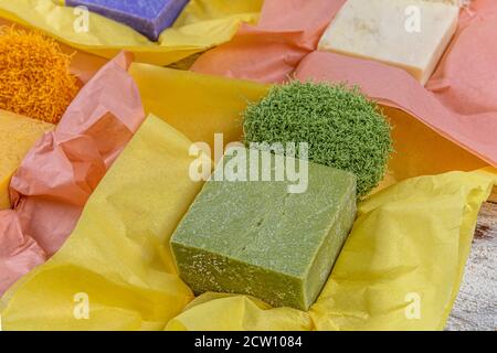 Saponette naturali fatte a mano con fiori, sapone biologico termale. Sapone fatto a mano, a base di oli naturali e di piante. Foto Stock